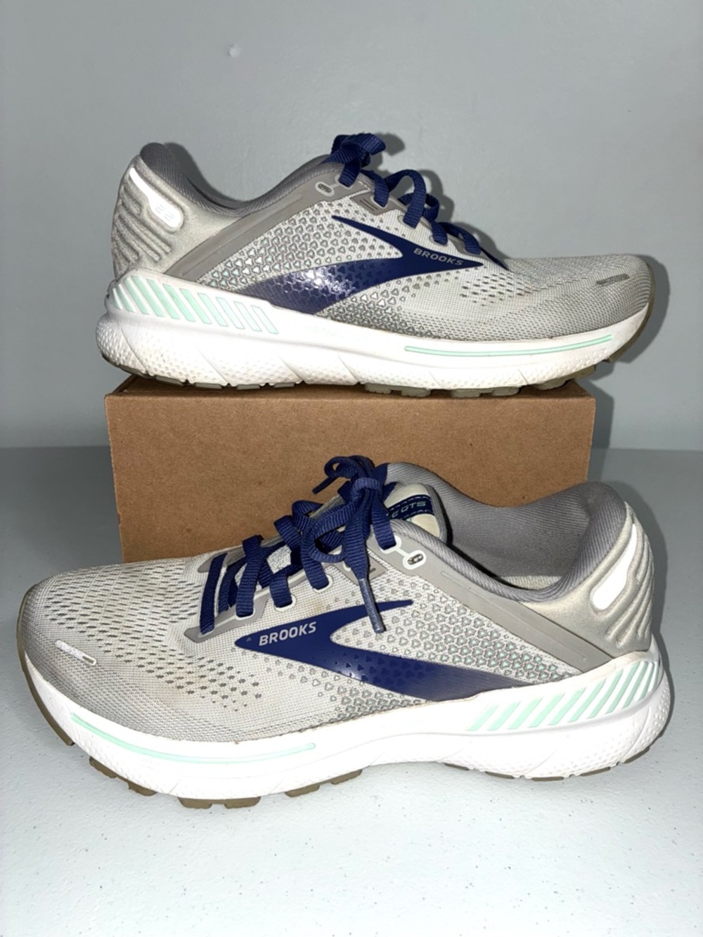 BROOKS Women's Adrenaline GTS 22 Running Sneaker Shoe Size 8 Wide